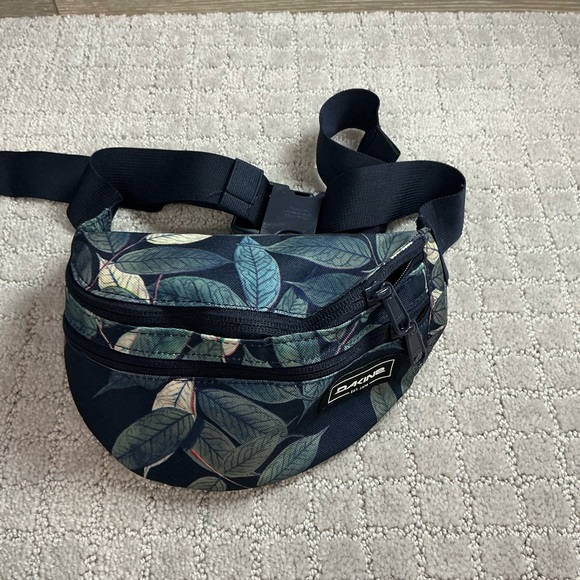 Dakine women’s Fanny pack/belt bag, tropical leaf print , EUC never used outside - Picture 1 of 3